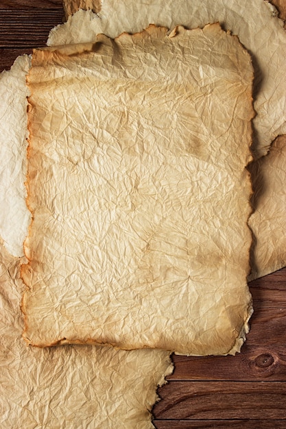 Papiro antico su un tavolo di legno, sfondo vintage