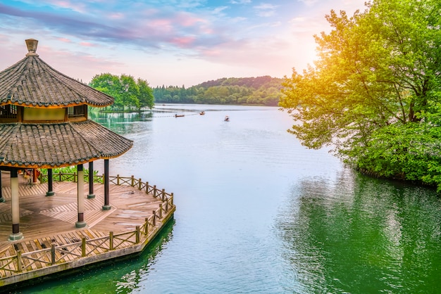 Paesaggio antico del padiglione e del paesaggio del lago ad ovest a hangzhou