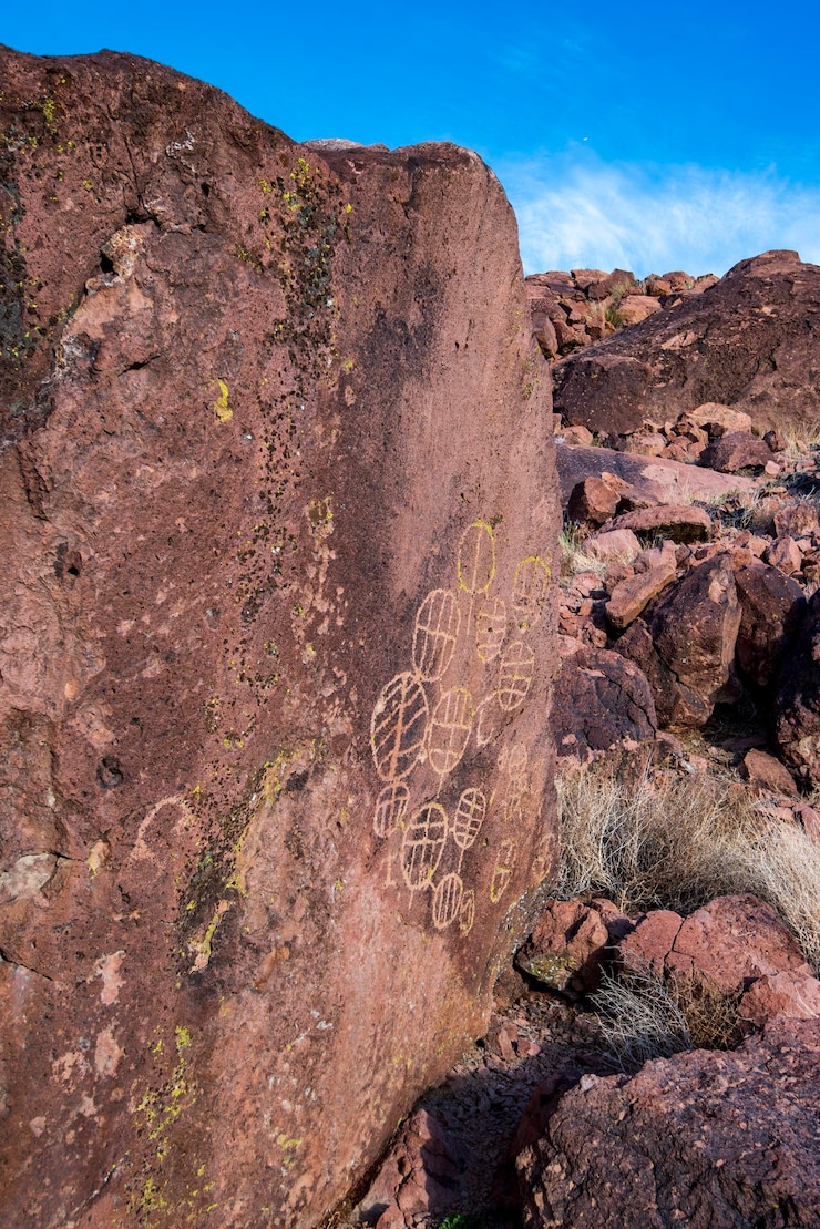 Photo ancient petroglyph rock art owens valley california usa