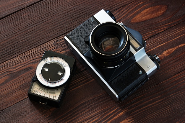 Photo ancient photo camera and antique light meter