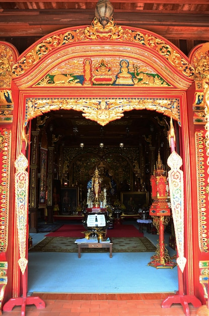 Древние статуи Будды Phra Si Arya Mettrai или Metteyya для тайцев путешественники посещают, уважают, молятся, благословляют в храме Ват Минг Муанг 24 февраля 2015 года в Чианг-Рай, Таиланд