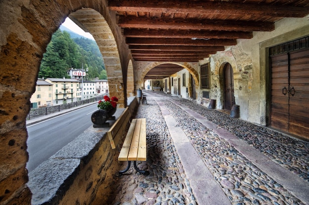 L'antica via porticata di averara