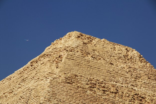 Photo ancient pyramid of sakkara in the desert of egypt