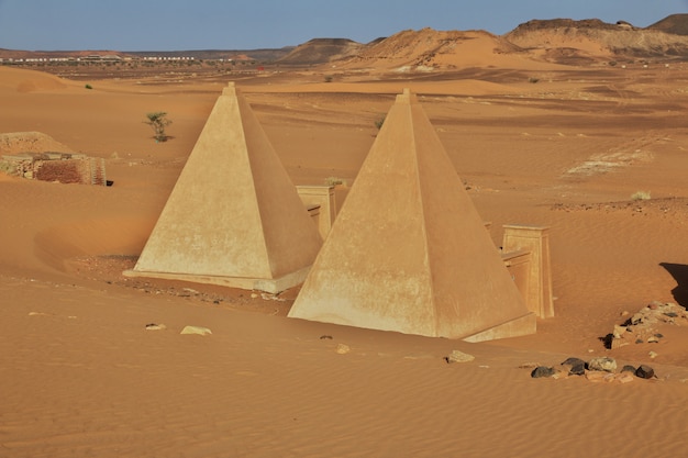 Foto le antiche piramidi di meroe nel deserto del sahara, in sudan