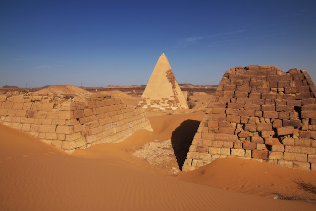 スーダンの砂漠にあるメロエの古代のピラミッド