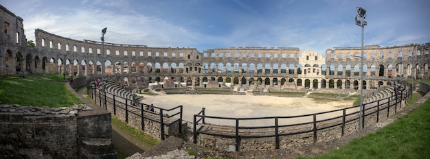 Photo ancient roman amphitheater in pula, croatia