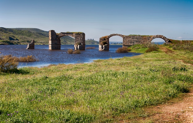 Extremadura에 위치한 Alconetar의 고대 로마 다리. 스페인.