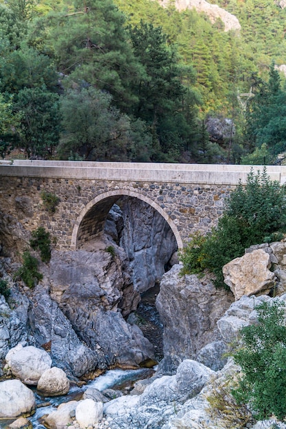 Photo ancient roman bridge in a mountainous area in the kesme bogazi canyon, turkey