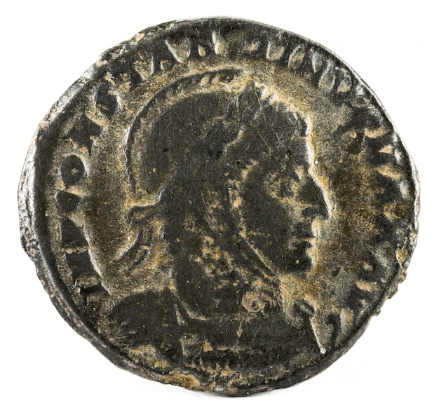 사진 콘스탄틴 i magnus 황제의 고대 로마 동전.