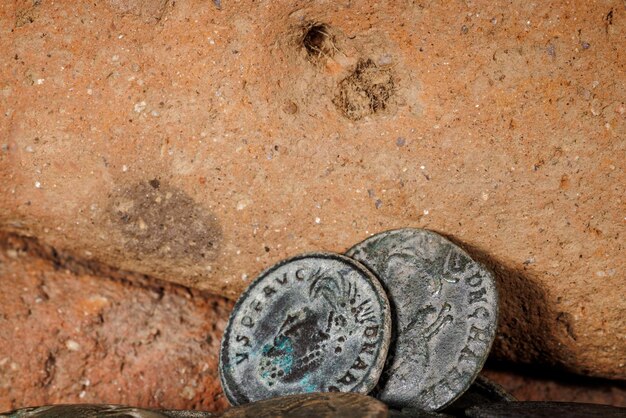 Photo ancient roman coins on bricks