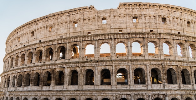 Photo ancient roman colosseum at sunrise. rome, italy