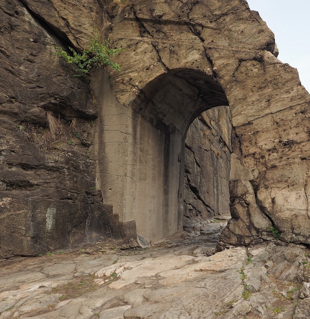 Foto antico arco stradale romano a donnas