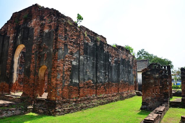 Photo ancient ruins building and antique architecture of wat phra sri rattana mahathat temple for thai people and foreign travelers journey travel visit respect praying at lopburi city in lop buri thailand