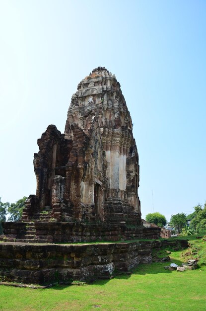 Photo ancient ruins building and antique architecture of wat phra sri rattana mahathat temple for thai people and foreign travelers journey travel visit respect praying at lopburi city in lop buri thailand