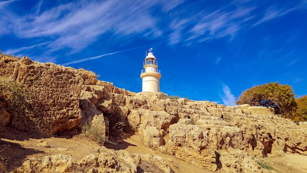 키프로스의 파토스(Pathos)와 리마솔(Limassol) 근처의 쿠리온(Kourion) 시의 고대 유적. 푸른 하늘 아래 등대입니다. 여행 야외 배경