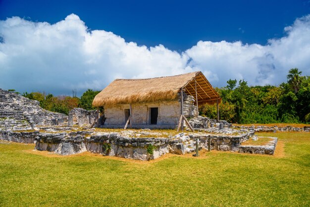 メキシコのカンクンユカタン近くのエルレイ遺跡にあるマヤの古代遺跡