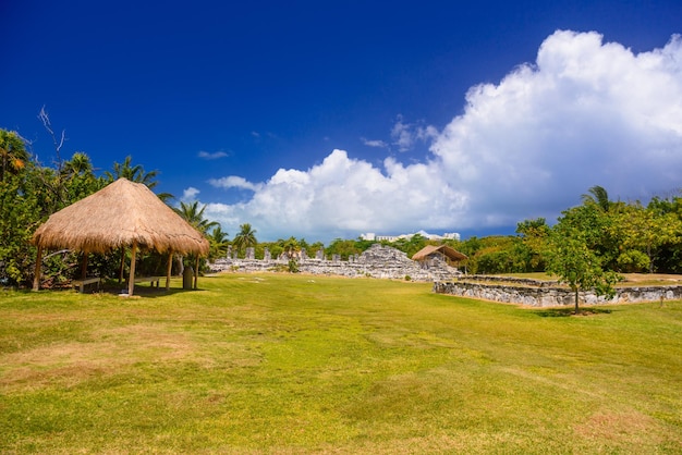 Древние руины майя в археологической зоне Эль-Рей недалеко от Канкуна Юкатан Мексика