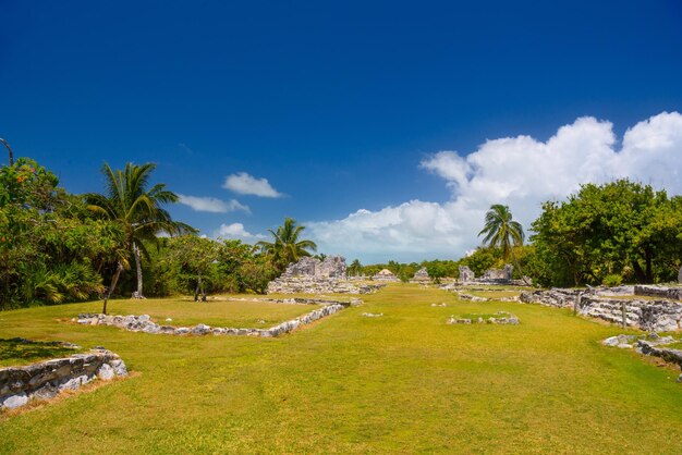 メキシコのカンクンユカタン近くのエルレイ遺跡にあるマヤの古代遺跡