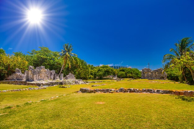 メキシコのカンクンユカタン近くのエルレイ遺跡にあるマヤの古代遺跡