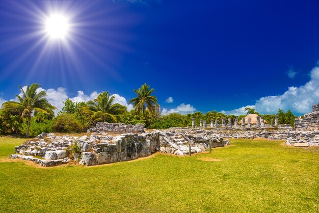 メキシコのカンクンユカタン近くのエルレイ遺跡にあるマヤの古代遺跡