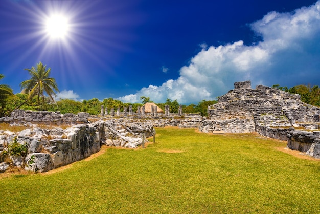 Фото Древние руины майя в археологической зоне эль-рей недалеко от канкуна юкатан мексика