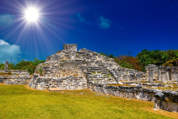 Фото Древние руины майя в археологической зоне эль-рей недалеко от канкуна юкатан мексика