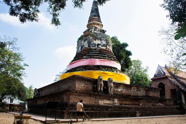 Photo ancient ruins stupa and antique old ruin pagoda chedi for thai people travelers visit respect praying blessing buddha wish mystical in wat mae nang pleum or maenangpluem temple in ayutthaya thailand