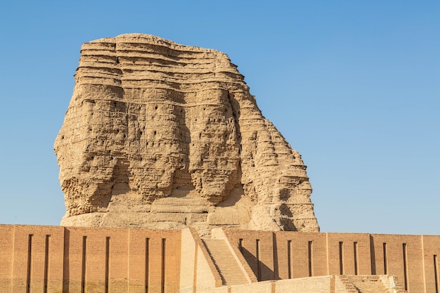 이라크 바그다드에서 멀지 않은 사막에 있는 Dur-Kurigalzu Aqar Quf에 있는 Ziggurat의 고대 유적