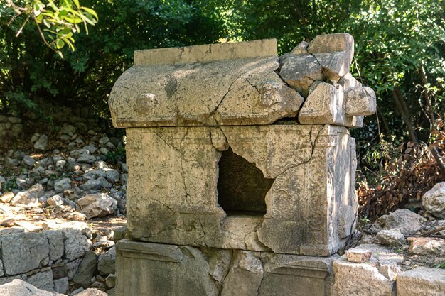 Foto antico sarcofago tra le rovine dell'antica città di olimpo in turchia