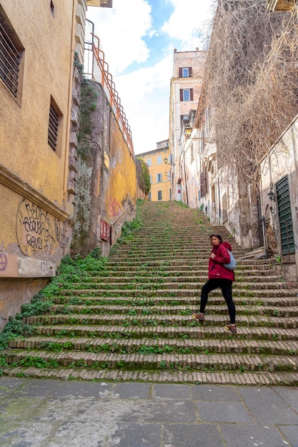 로마의 Via de san Onofrio의 거리에서 잡초와 함께 고대 계단