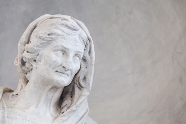 Древняя статуя пожилой женщины в итальянской церкви недалеко от Турина, север Италии