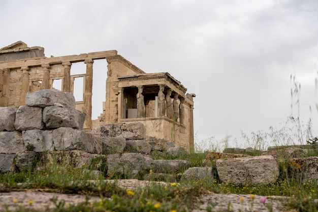 아크로폴리스의 Erechtheion 또는 Erechtheum 사원에 있는 Caryatids의 고대 동상