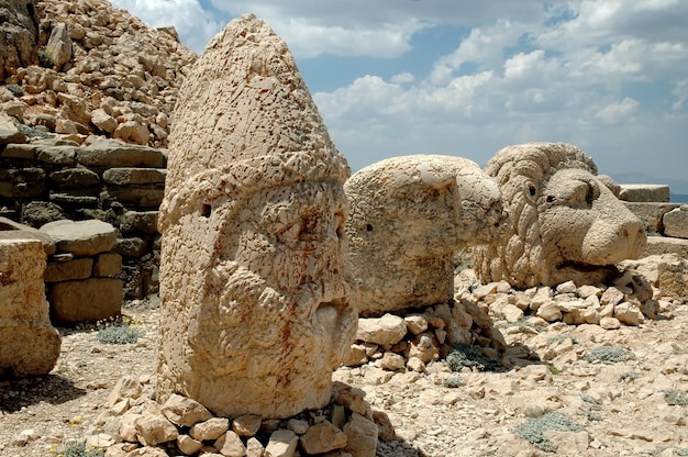 Foto antiche statue sul monte nemrut kahta, in turchia