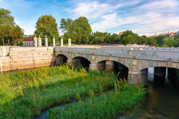 Photo ancient stone bridge that spans the manzanares river in madrid spain