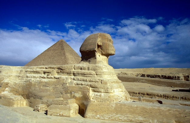 天空を背景にした古代の石像