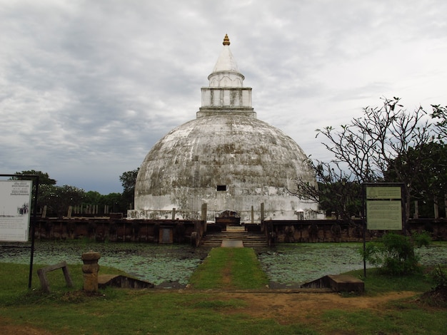 古代の仏舎利塔はスリランカのヤラ国立公園を閉じます
