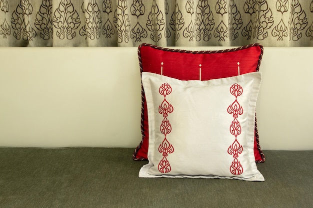 Foto stile antico di due cuscini in tessuto sul divano