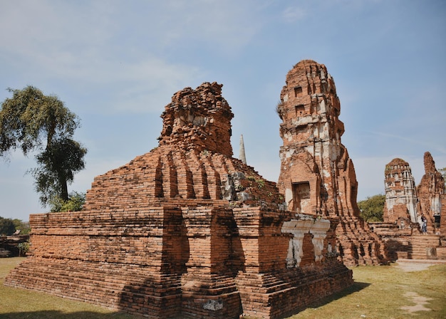 写真 天空に照らされた古代の寺院