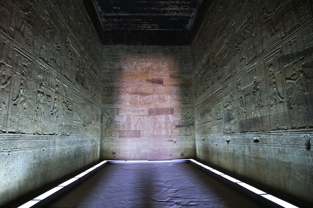 Foto antico tempio hathor a dendera, in egitto