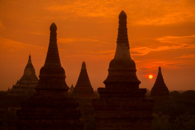 Photo ancient temple at sunset