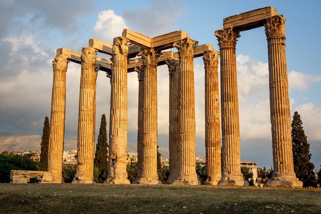 Antico tempio di zeus nella luce del tramonto