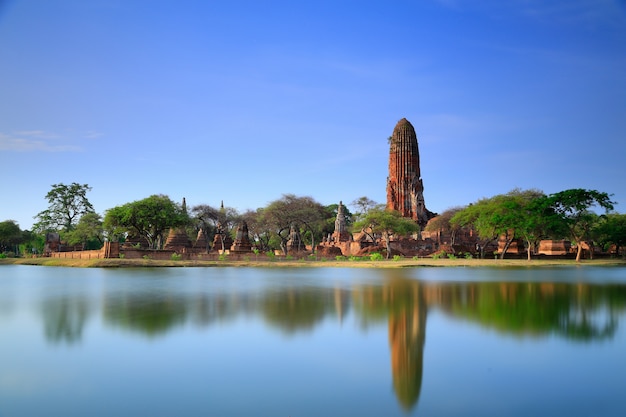 写真 沼の川の反射の眺めにある古代の寺院。 （アユタヤ歴史公園）