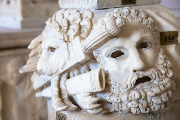사진 로마의 로마 기둥 기슭에 위치한 대리석으로 만들어진 고대 극장 마스크 - 이탈리아
