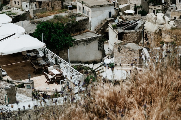 Photo ancient town and a castle of uchisar dug from a mountains after sunrise, cappadocia, turkey