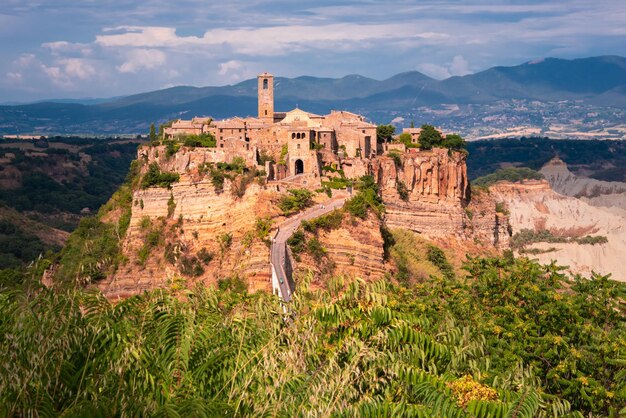 写真 バーニョレージョ イタリアの古代の町 橋のある丘の上の古い村