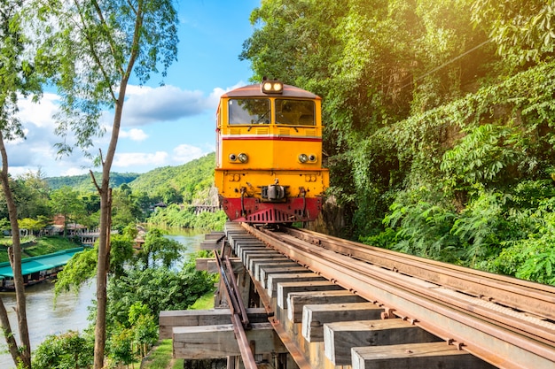 Древний поезд, идущий по деревянной железной дороге в тхам красэ