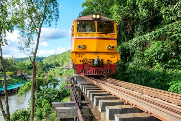 태국 칸차나부리 탐 크라세의 목조 철도를 달리는 고대 기차