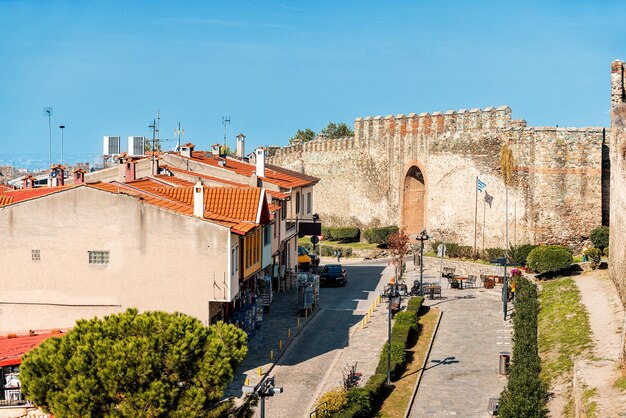 Photo ancient trigonio gate to the upper byzantine town ano poli and fortress in thessaloniki city greece travel and sightseeing attractions and landmarks concept