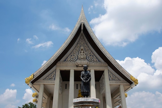 2022년 8월 31일 태국 아유타야의 왓 사카에(Wat Sakae) 또는 클랑 클롱 사원(Klang Klong Temple)에서 태국인 여행자를 위한 고대 우보소트 골동품 교회는 방문을 방문하고 축복하는 신성한 예배 루앙 푸두를 존경합니다.