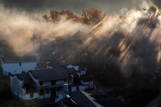 Foto il paesaggio dell'antico villaggio sotto il sole al mattino d'autunno